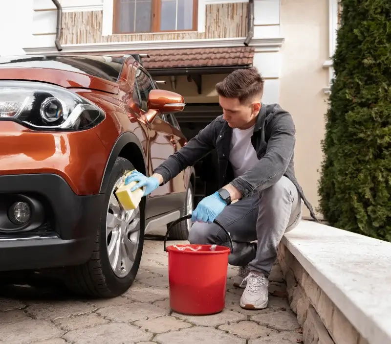 Lavage auto à domicile Availles-Thouarsais : professionnel intervenant sur un véhicule